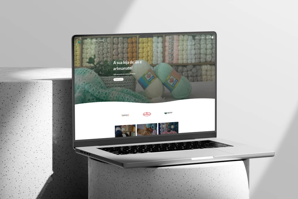 01-Free-Macbook-Pro-Mockup-On-Round-Podium-scaled (1)